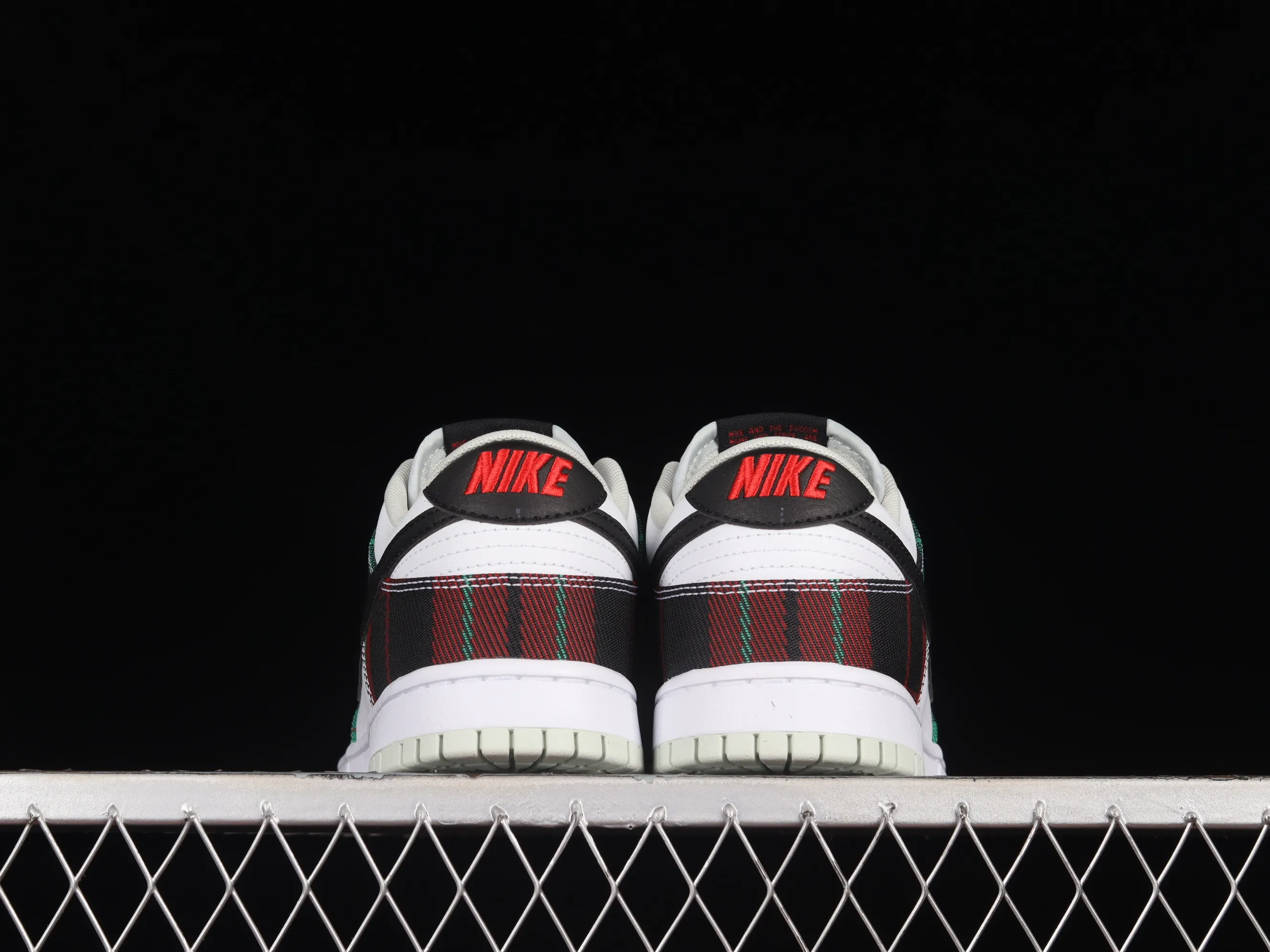 All categories Nk SB Dunk series Nk SB Dunk Low low-top sneakers Nk Dunk Low "Plaid" British style SB smashed backboard fashion casual sneakers DV0827-100